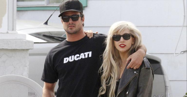 Lady Gaga está tendo aulas de surfe com o namorado Taylor Kinney, diz jornal