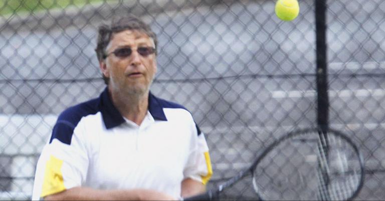 Bill Gates joga tênis em Sydney