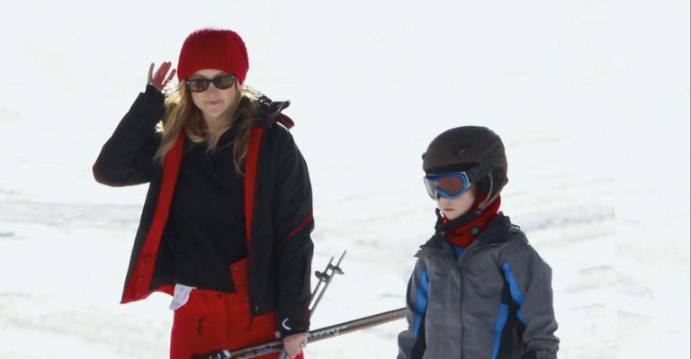 Kate Hudson esquia com o filho em Aspen