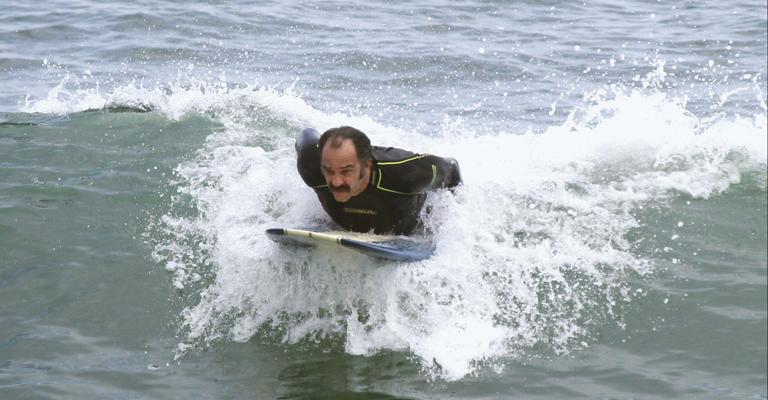 Humberto Martins arrasa no surfe em praia carioca