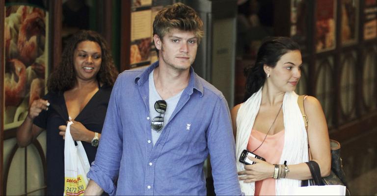Ísis Valverde faz compras com o amado Tom Rezende no Rio de Janeiro