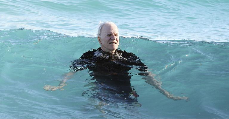 Steve Martin relaxa nas águas do Caribe