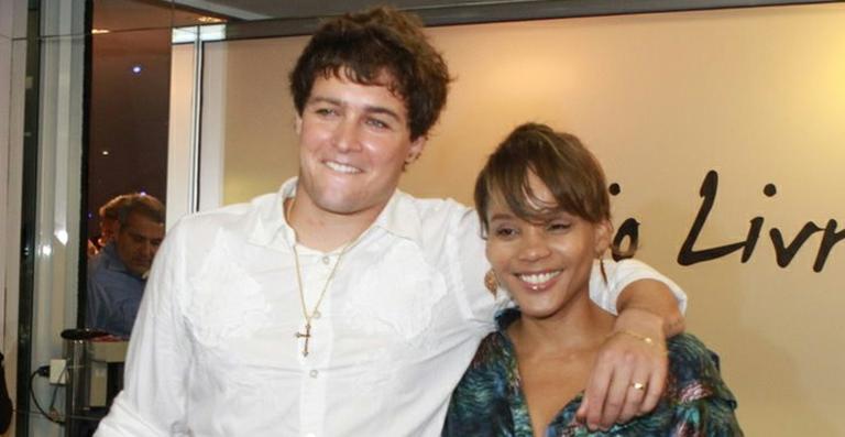 Aparecida Petrowky e Felipe Dylon continuam sem data para lua de mel