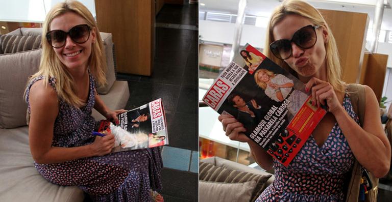 Carolina Dieckmann autografa revista CARAS para fã