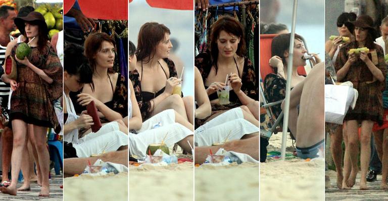 Cantora Florence Welch prova caipirinhas, água de coco e milho verde em Ipanema