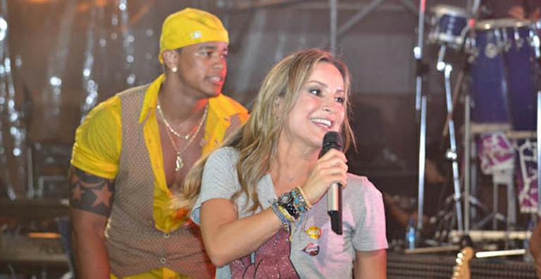 Claudia Leitte faz a festa em ensaio do Parangolé