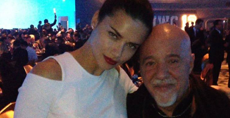 Adriana Lima encontra Paulo Coelho: ‘sonho se tornando realidade’, definiu