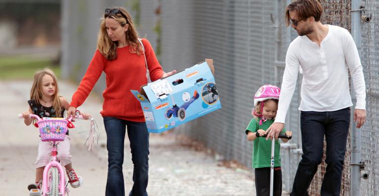 Tobey Maguire se diverte ao lado da família em cidade californiana