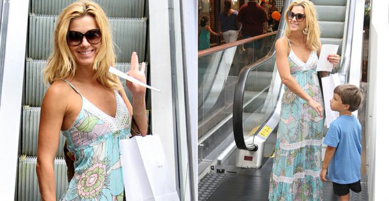 Com look discreto, Carolina Dieckmann leva José para passear no shopping