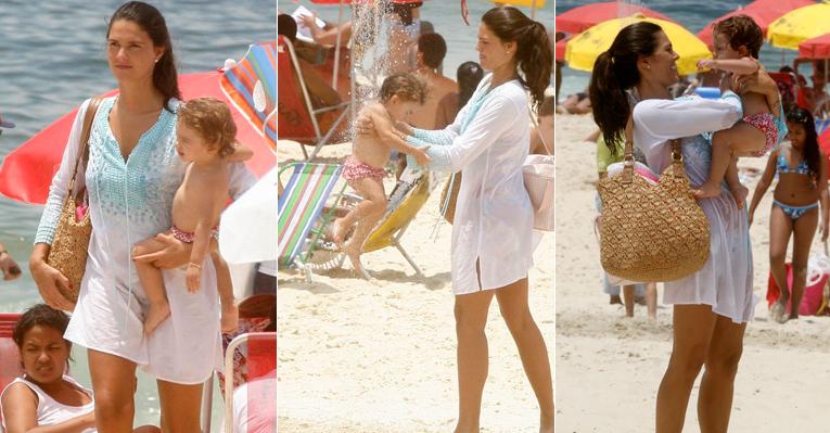 Daniella Sarahyba curte praia com a filha no Rio de Janeiro