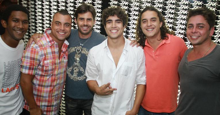 Caio Castro ganha festa supresa em boate carioca