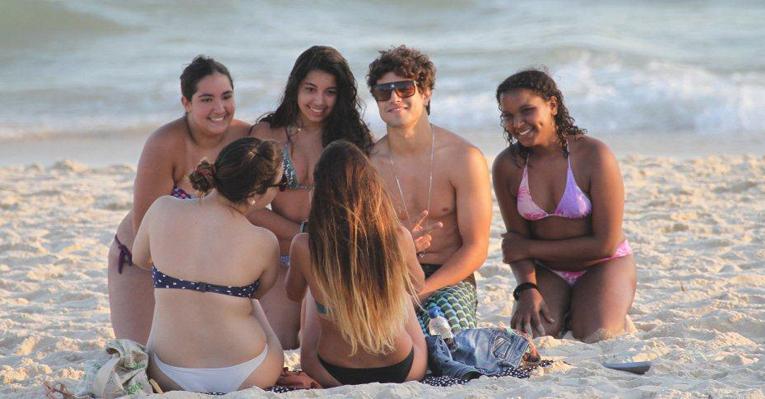 Caio Castro curte praia com as amigas no Rio de Janeiro