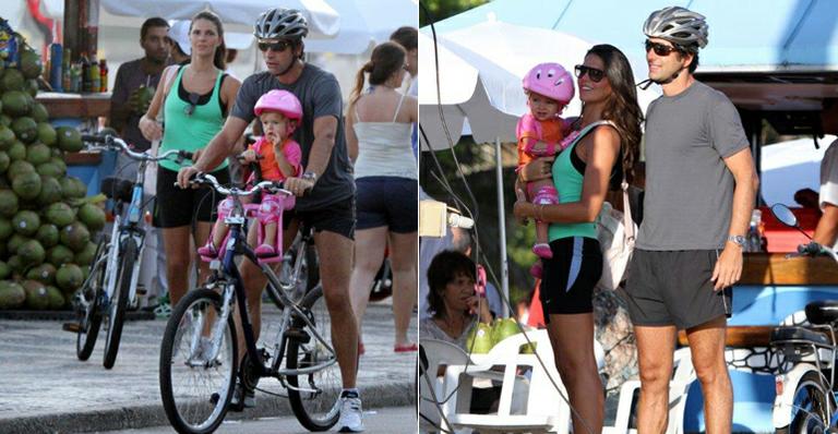 Daniella Sarahyba passeia de bicicleta com a filha Gabriela