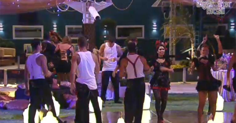BBBs dançam em festa burlesca