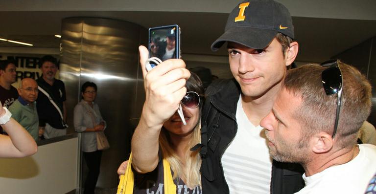 Ashton Kutcher chega em São Paulo e é recebido por fãs