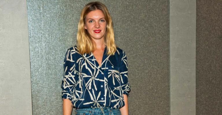 Editora de moda canadense confere lounge da CARAS no SPFW e fala da moda brasileira