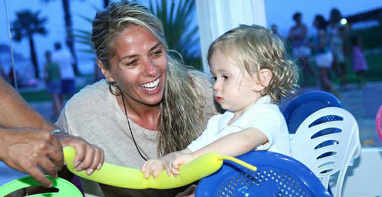 Adriane Galisteu brinca ao lado do pequeno Vittorio no Guarujá