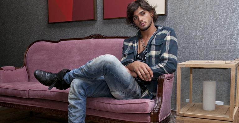 Os cuidados de beleza de Marlon Teixeira se resumem a lavar o rosto