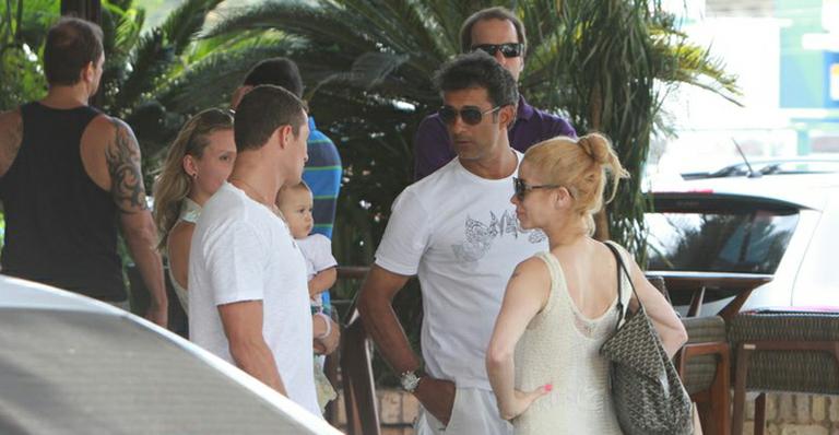 Danielle Winits e Marcos Pasquim almoçam em churrascaria no Rio