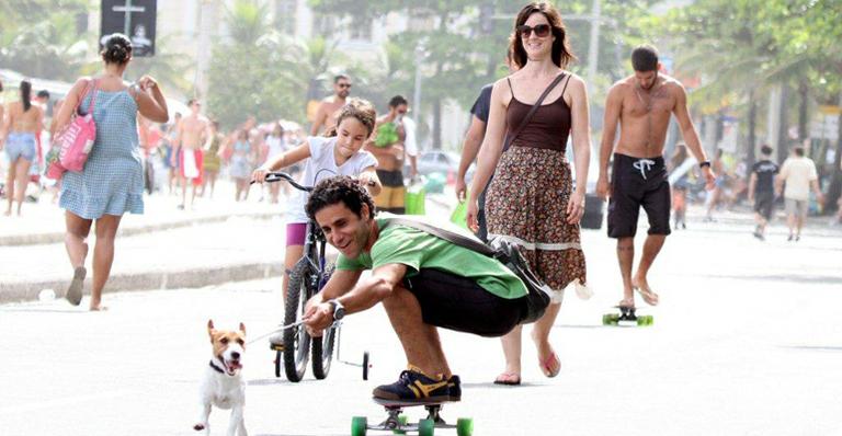 Família de Carolina Kasting passeia com cãozinho na orla do Leblon