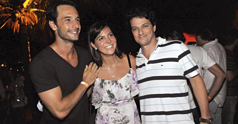 Marcelo Serrado e Rodrigo Santoro caem juntos na balada