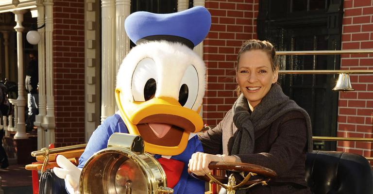 Uma Thurman em passeio na Disney