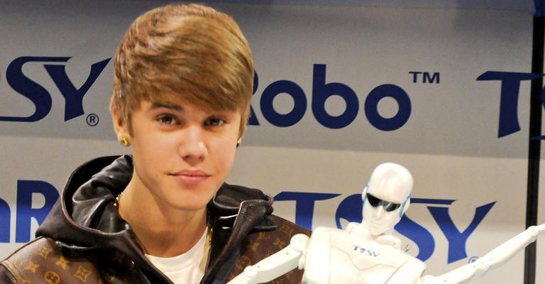 Justin Bieber se diverte com robô