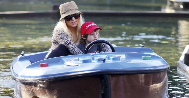Christina Aguilera e Max em parque de diversões