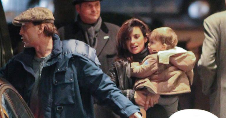 Javier Bardem e Penélope Cruz mostram o mundo ao pequeno Leo