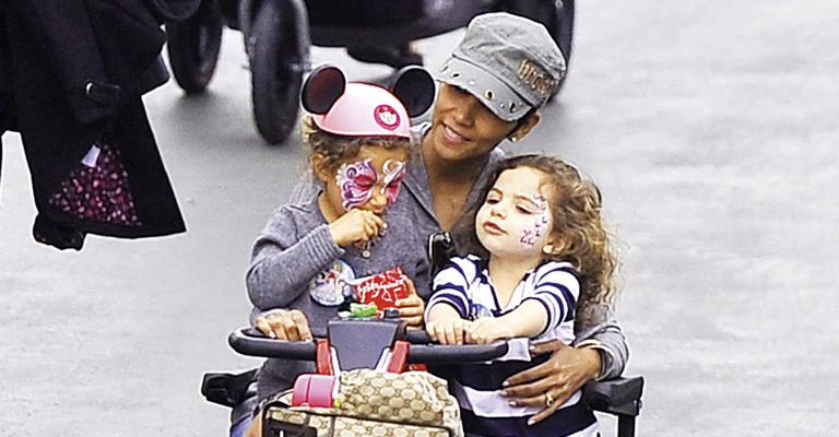 Halle Berry mima sua pequena Nahla