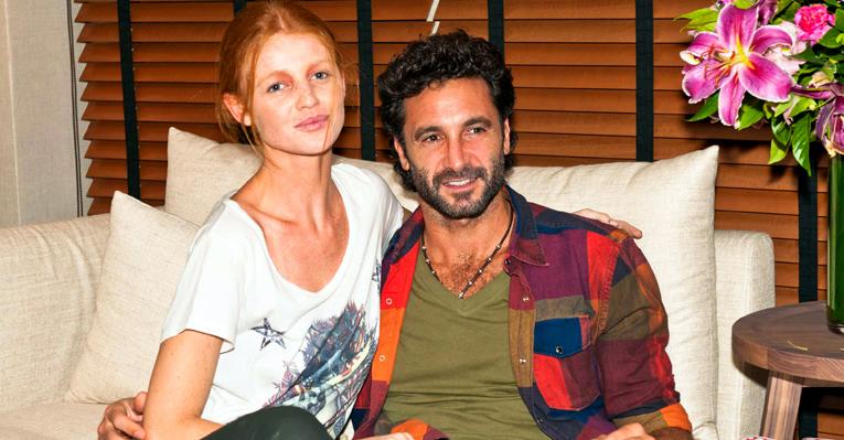Rico Mansur assiste à namorada Cintia Dicker desfilar pela primeira vez