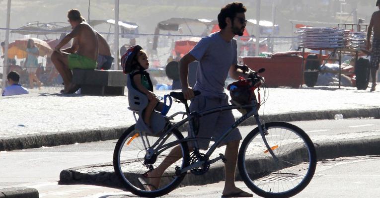 Caio Blat leva o filho Bento à praia no Rio de Janeiro