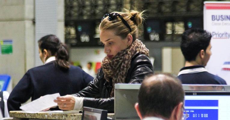 Após desfilar na SPFW, Rosie Huntington-Whiteley deixa o Brasil