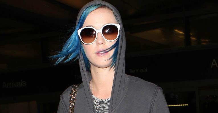 Com aparência ‘séria’, Katy Perry desembarca em Los Angeles