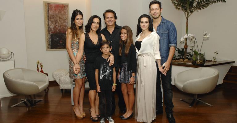 Orlando Morais celebra os 50 anos ao lado da família