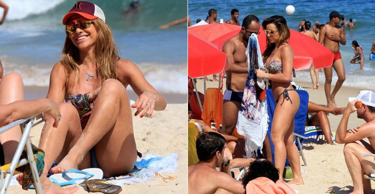 Sabrina Sato exibe belas curvas na praia do Leblon
