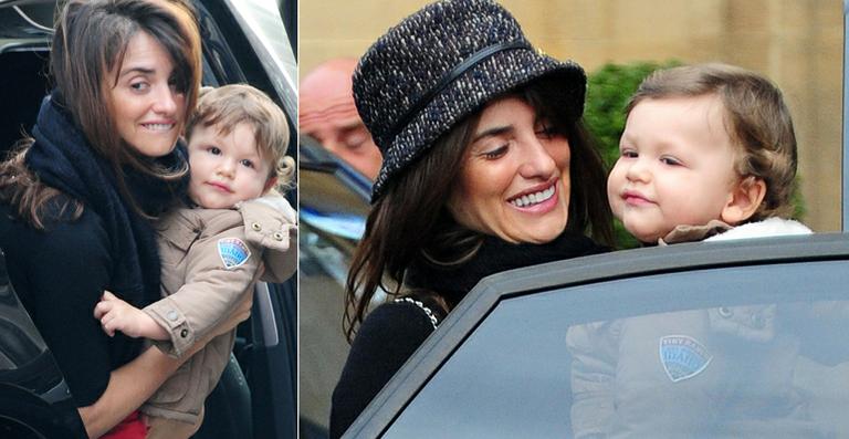 Penélope Cruz leva o pequeno Leo para almoçar