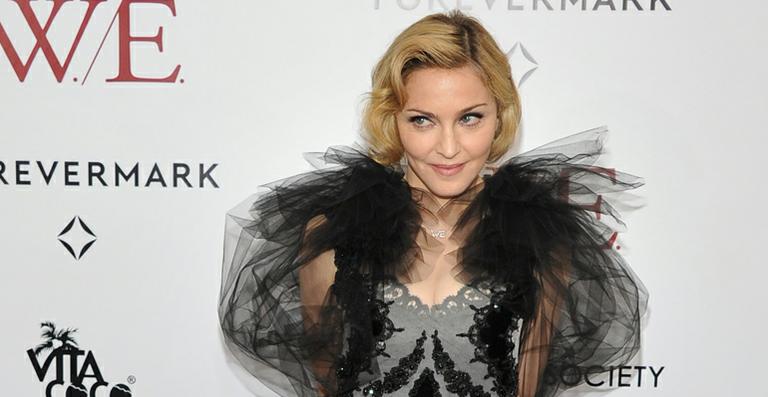 Vídeo: Madonna cai no choro ao lembrar de sua mãe durante a première de ‘W.E.’