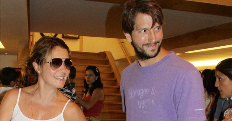 Adriana Esteves e Vladimir Brchta levam filho ao cinema