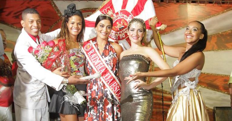 Ao lado de Monique Alfradique, Juliana Paes é coroada rainha da Viradouro