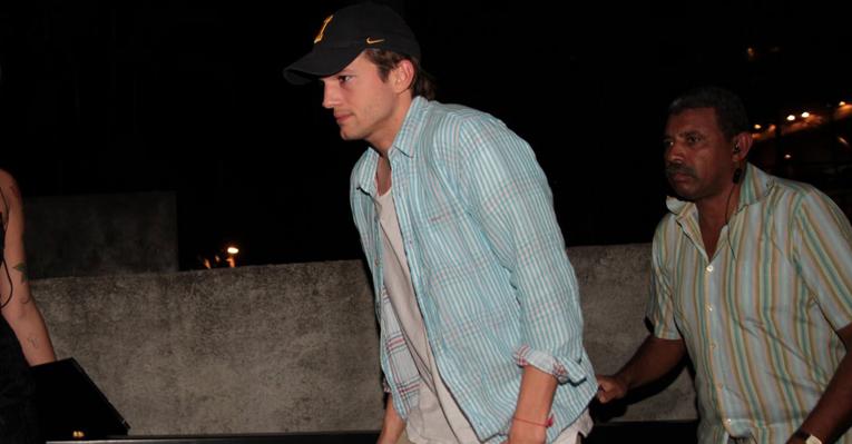 Ashton Kutcher curte ‘baladas’ em São Paulo