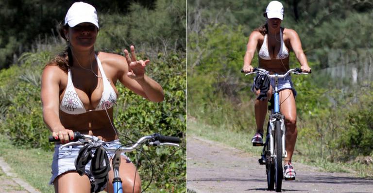 Durante passeio de bike, Priscila Fantin exibe corpão