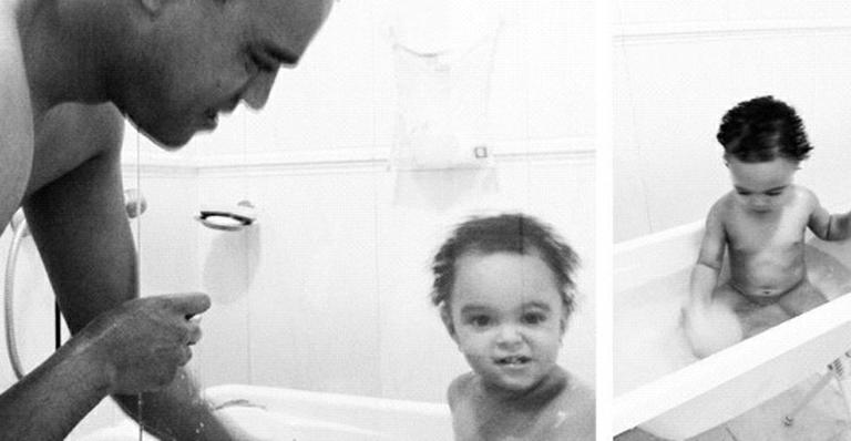 Denilson dá banho na filha e Luciele di Camargo mostra foto