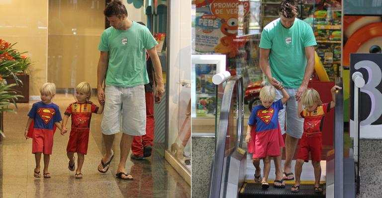 Rodrigo Hilbert passeia com os gêmeos fantasiados