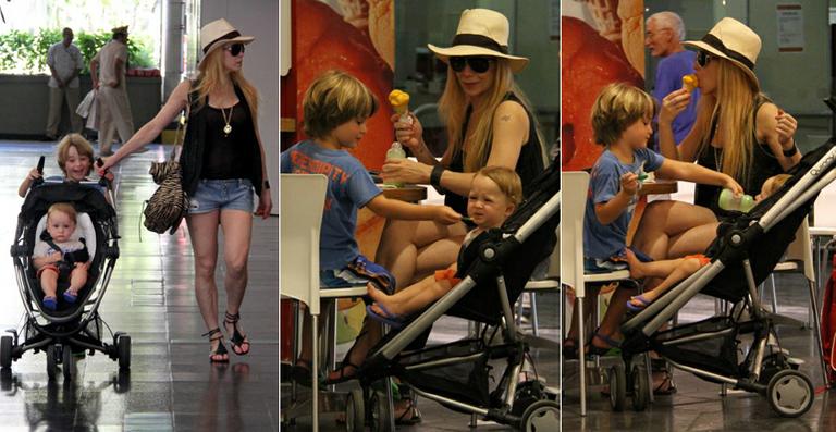 Noah brinca com o irmãozinho em passeio com a mãe, Danielle Winits