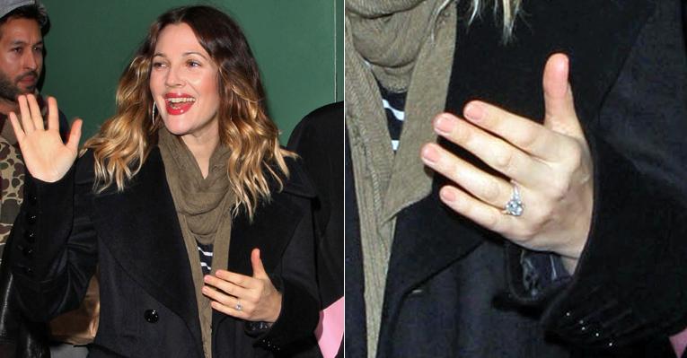 Drew Barrymore exibe aliança de noivado em Nova York