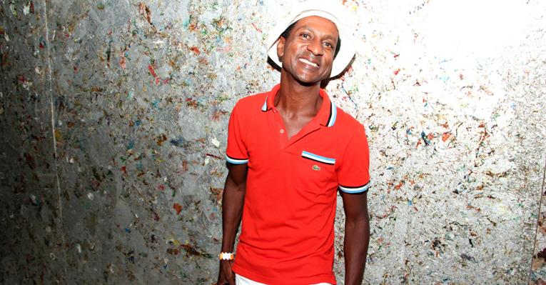 Luis Miranda vai com a mãe ao show da comadre Vanessa da Mata em Salvador