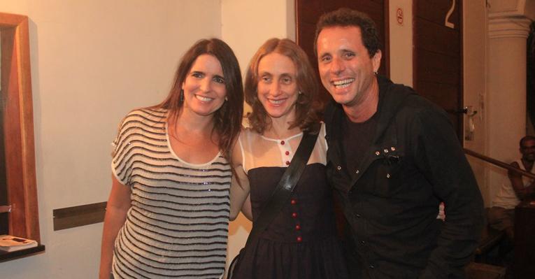 Malu Mader e Tony Belloto aplaudem espetáculo de Betty Gofman