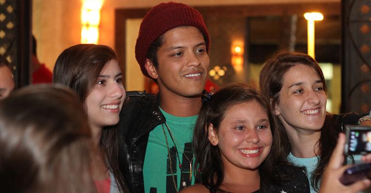 Bruno Mars badala e é assediado por fãs em Florianópolis