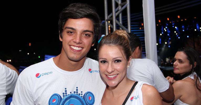 Rodrigo Simas e Juliana Rolim namoram em festival na Bahia
